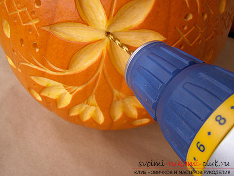 How to make beautiful and original products fromvarious vegetables, step-by-step photos and instructions for creating flowers from onions, mocovi, red cabbage and Peking cabbage, handmade pumpkin in carving technique. Photo number 51