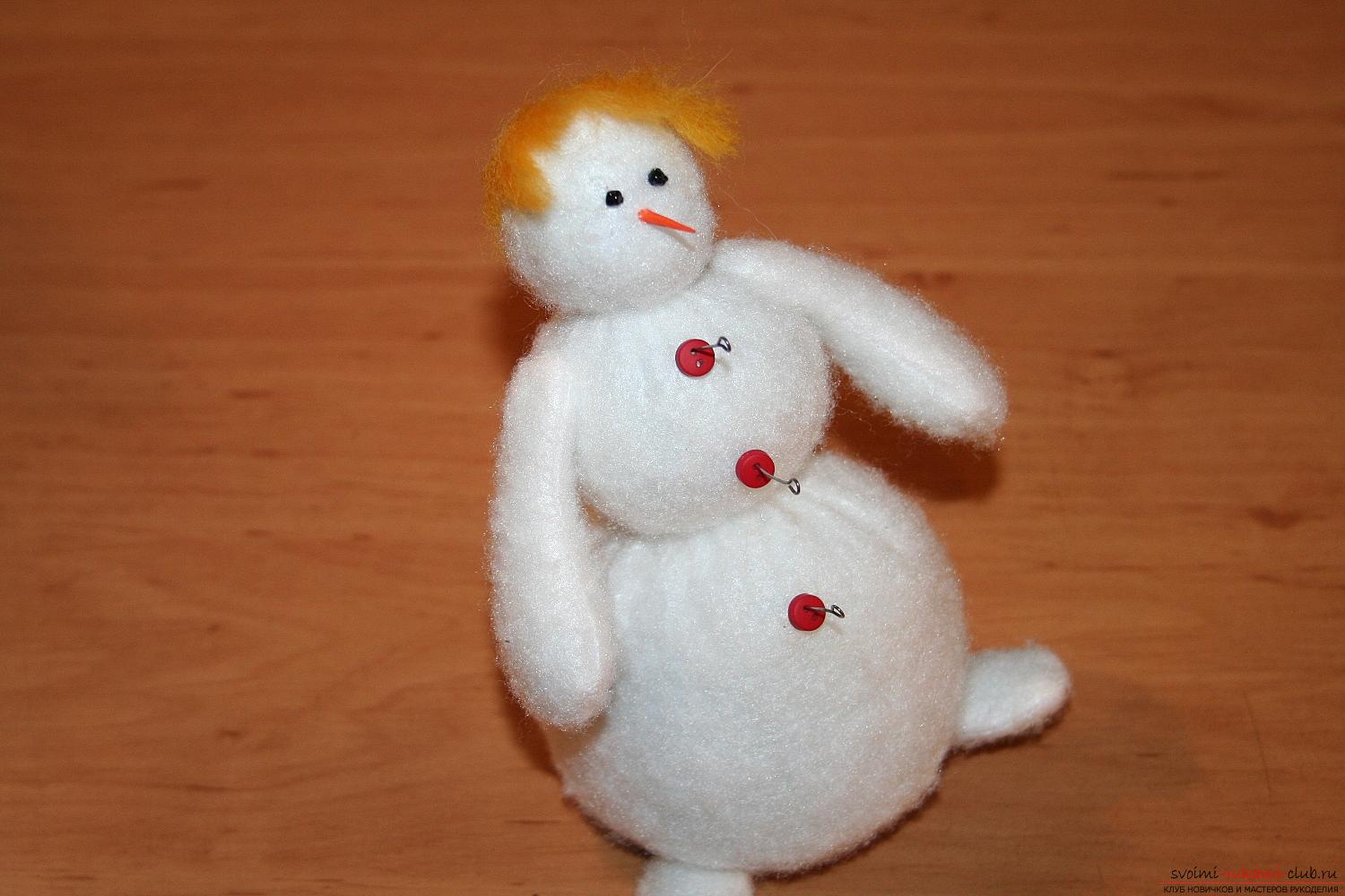 Докладний майстер-клас покаже як зробити своїми руками новорічну саморобку сніговик. фото №30