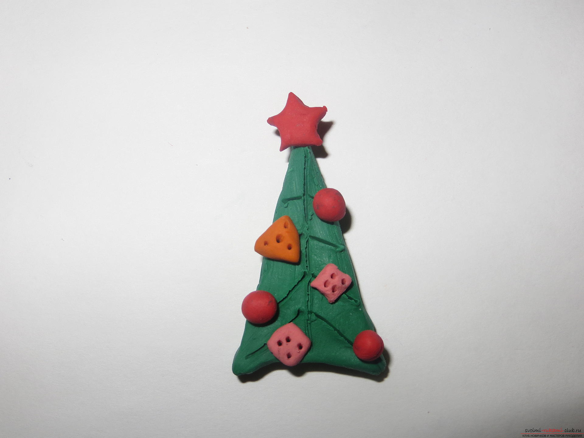 The master class will teach you how to make a New Year's craft - a Christmas tree made of plasticine on a toothpick. Photo №6