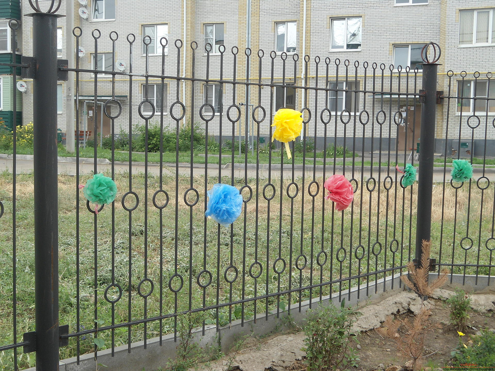 What can amuse the children on the playground? Of course, there are bright and unusual toys or ornaments that can be made from packages .. Photo # 1