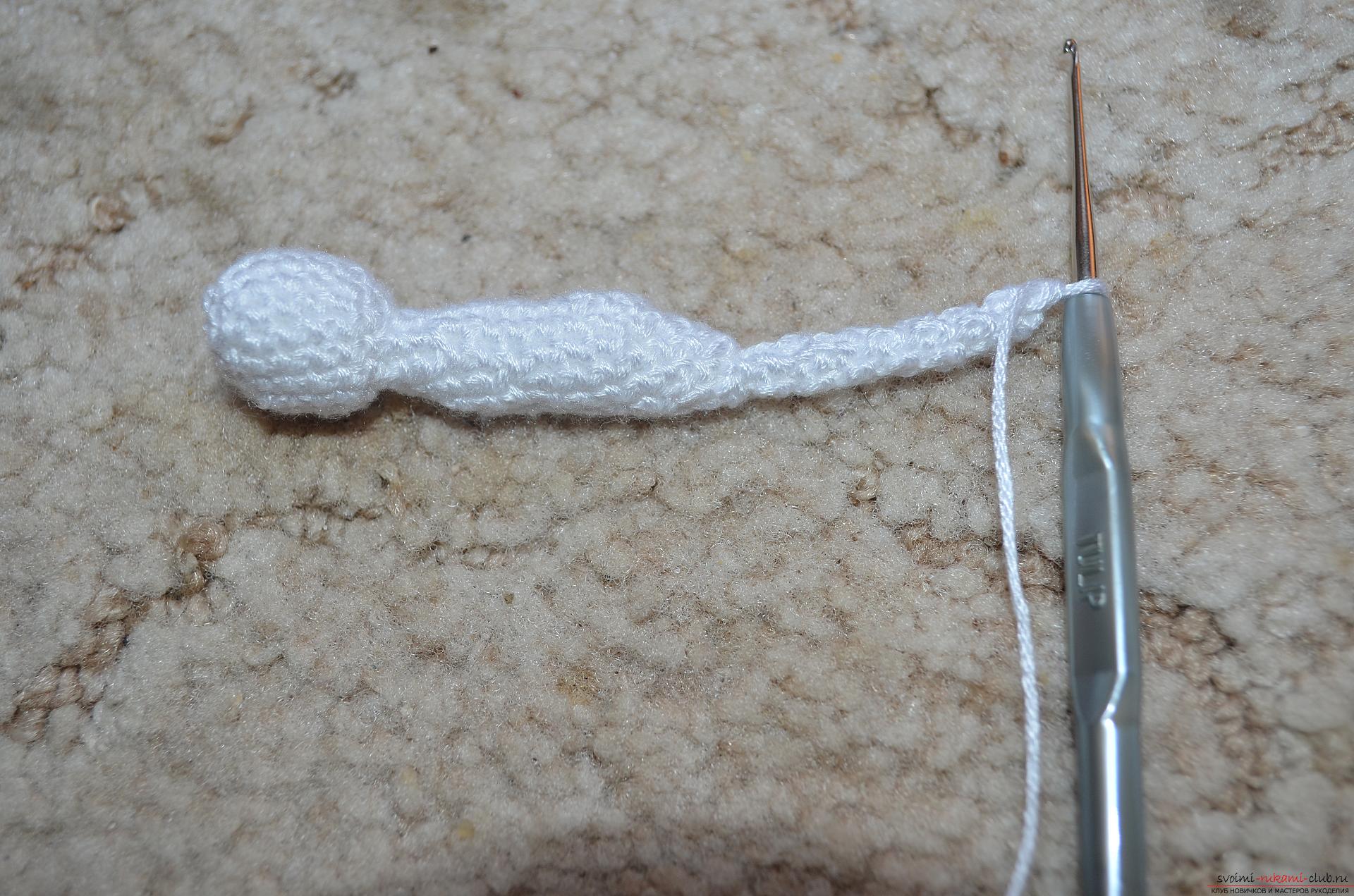 Step-by-step instruction with a photo on crochet in the technique of amirumi bracelet for a girl 
