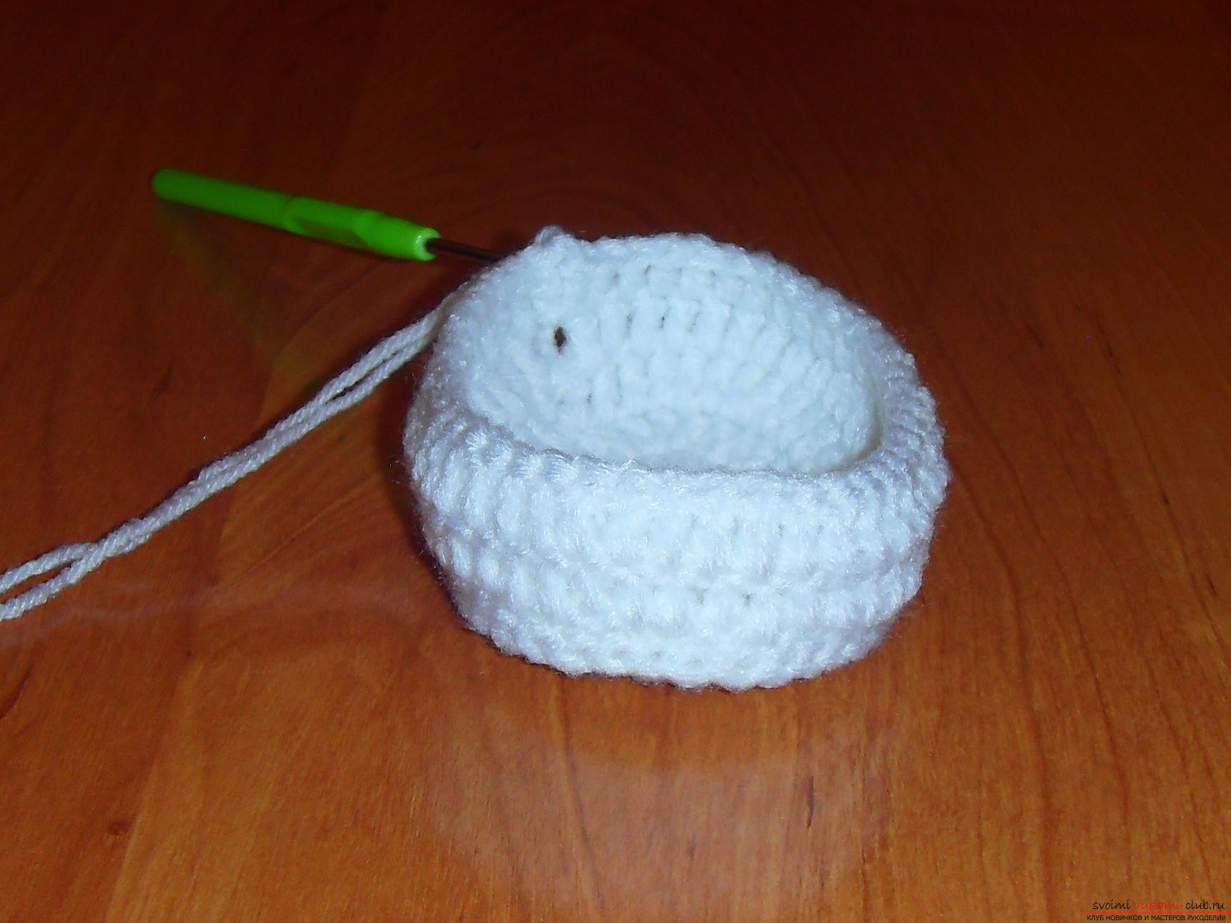 A master class with a detailed description will teach how to crochet booties for newborns. Photo №6