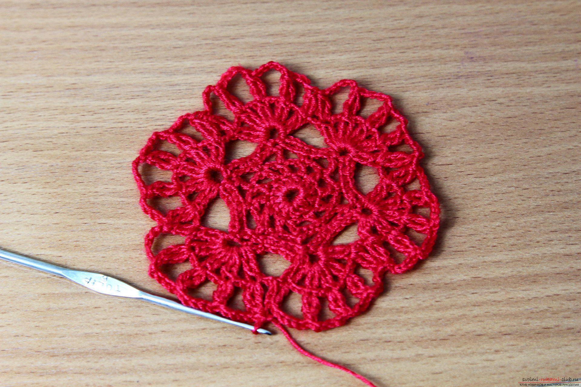 The master class will teach how to crochet a New Year's craft - a knitted Christmas tree toy. Photo №7