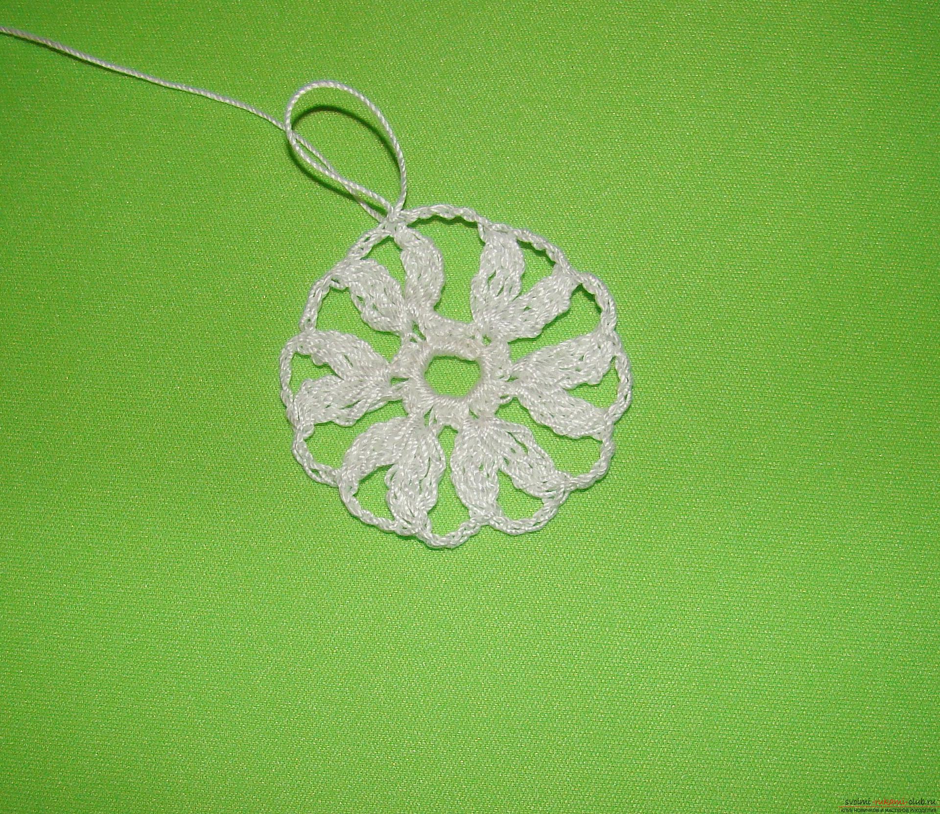 A master class with a photo and diagram will teach you how to tie snowflakes to a Christmas tree crochet. Photo №5