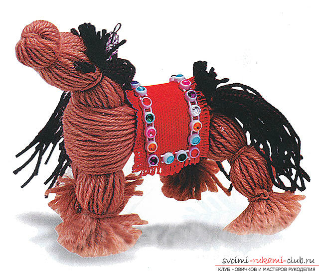 Heste med egne hænder, en legetøjshest, en hest af sokker med egne hænder, en hest ud af tråden med egne hænder, hvordan man laver en hest fra improviserede materialer, tips, anbefalinger og faser af billeder .. Foto # 20