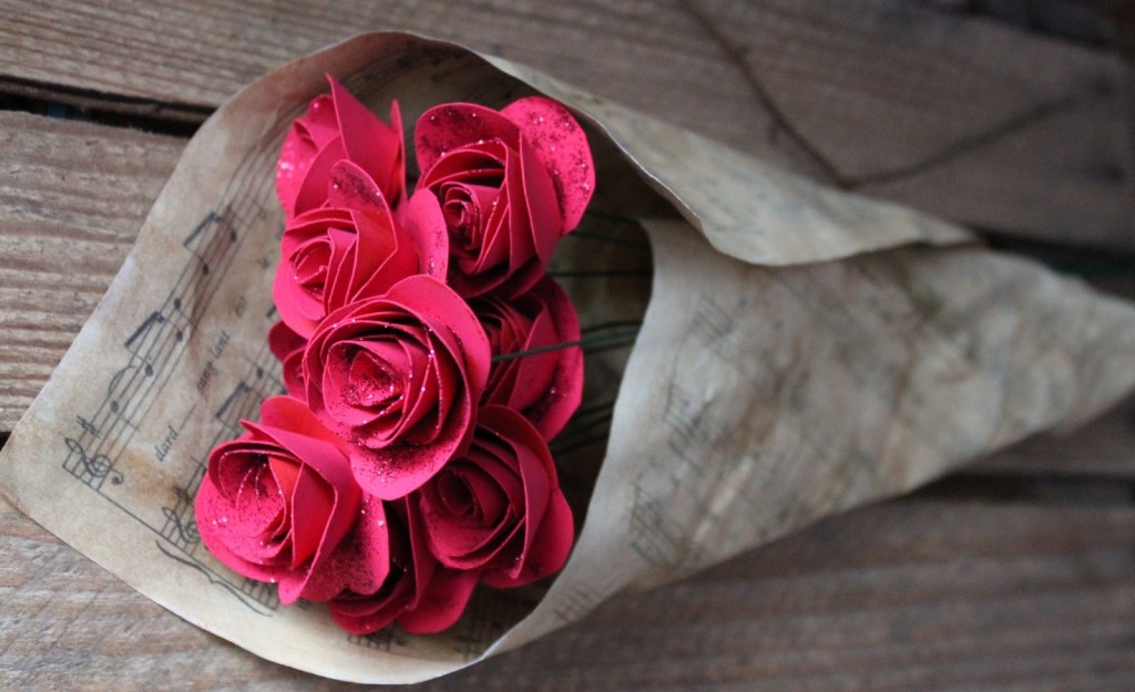 Bouquet of roses from paper with own hands