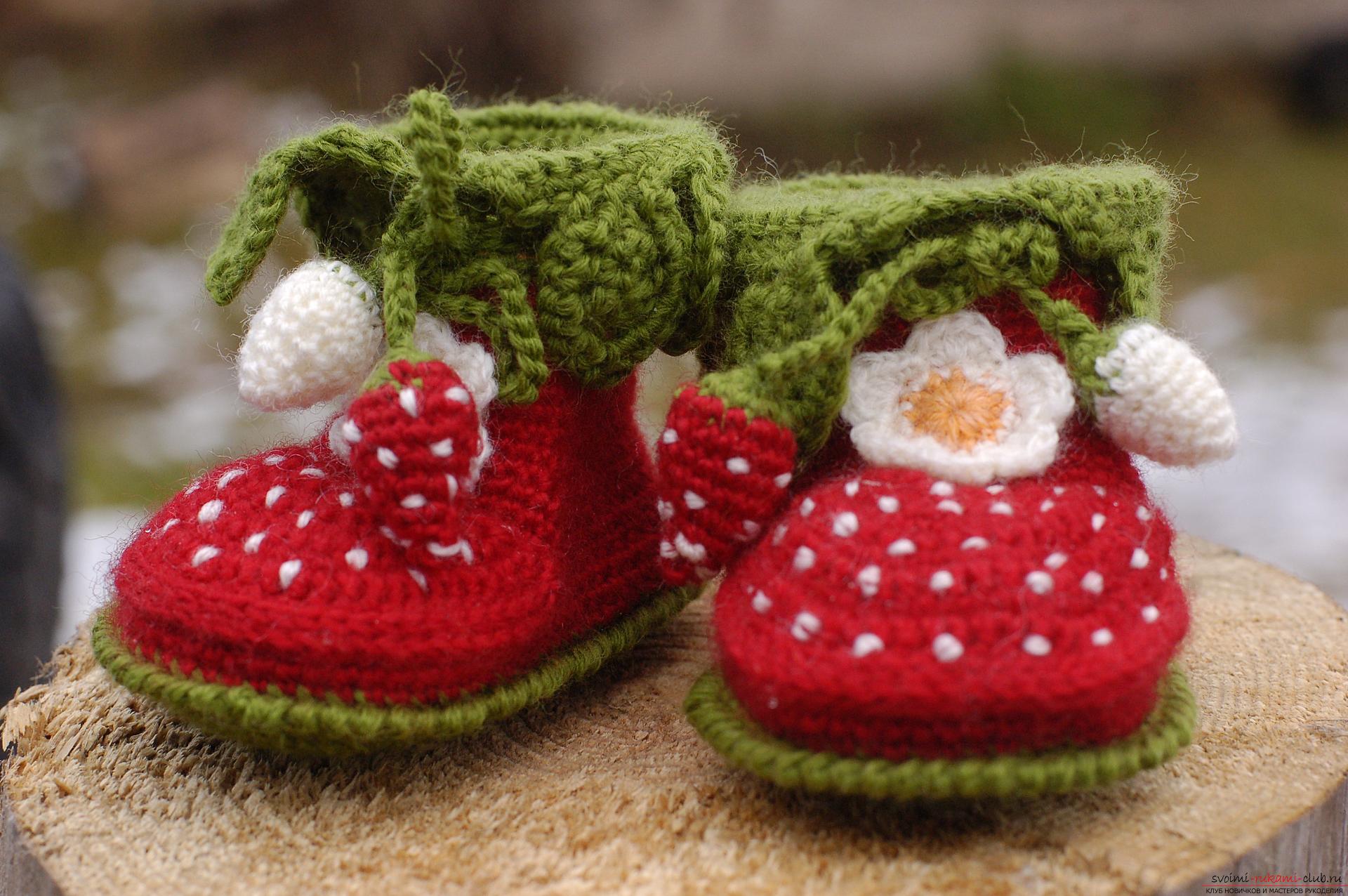Beautiful booties with knitting needles fit for a newborn or baby up to a year. A detailed diagram with a photo and description will help to connect booties for beginners .. Photo # 2
