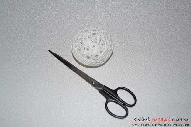 How to make a New Year ball of threads and decorate it with a magnificent ribbon bow and beads, step-by-step photos and description. Photo # 2