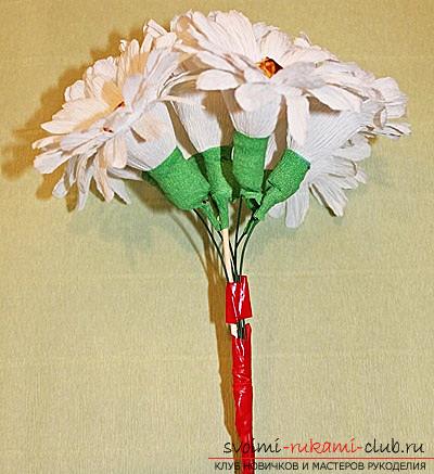 Как да направите букет от диви цветя в дизайна на суитите, стъпка по стъпка снимки на вземане на мак, лайка, слънчоглед, метличина и минзухар. Снимка номер 17