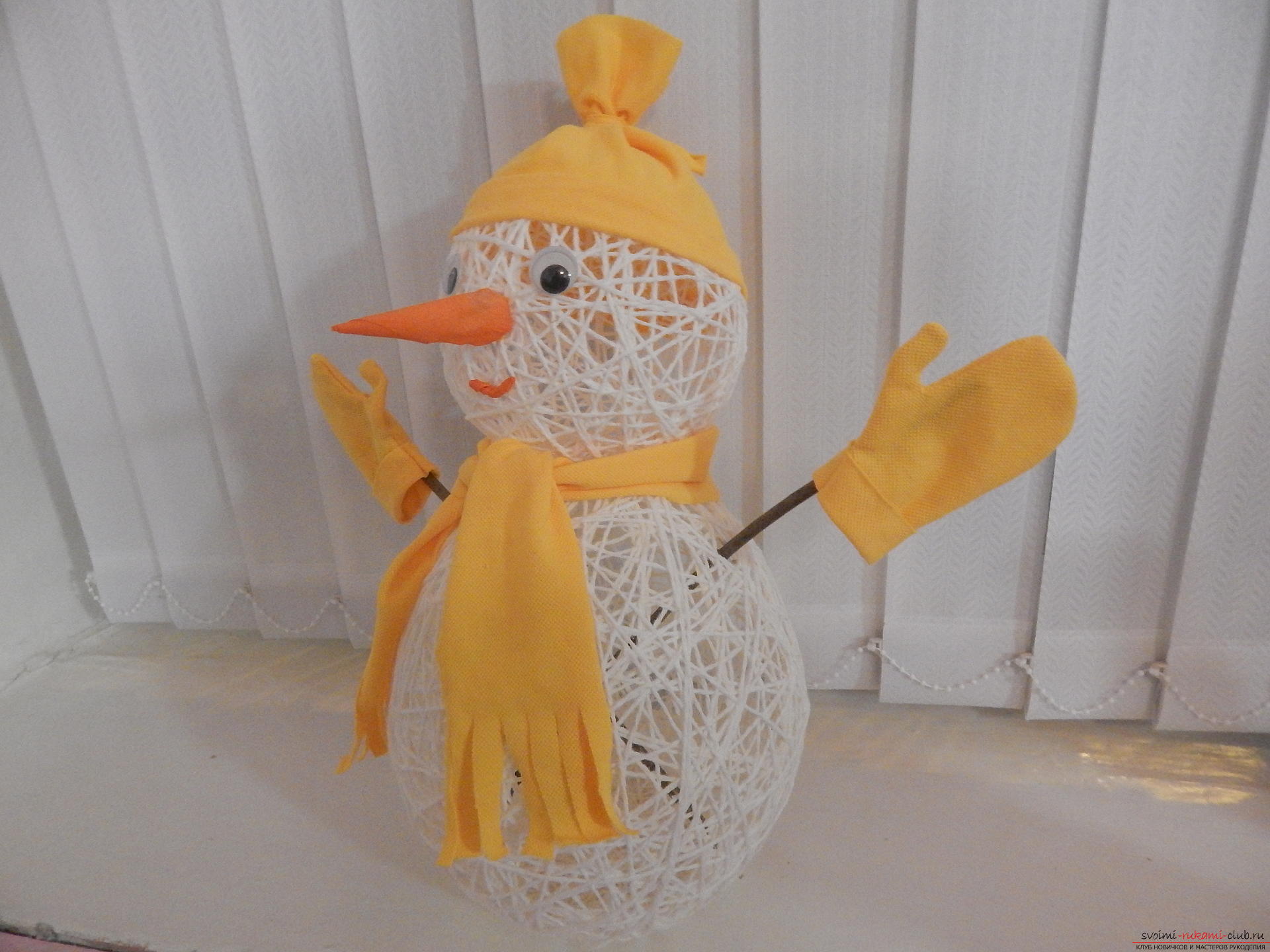 New Year's crafts are very diverse, you can create a snowman with your own hands even from threads, if there is not enough snow outside the window .. Photo №13