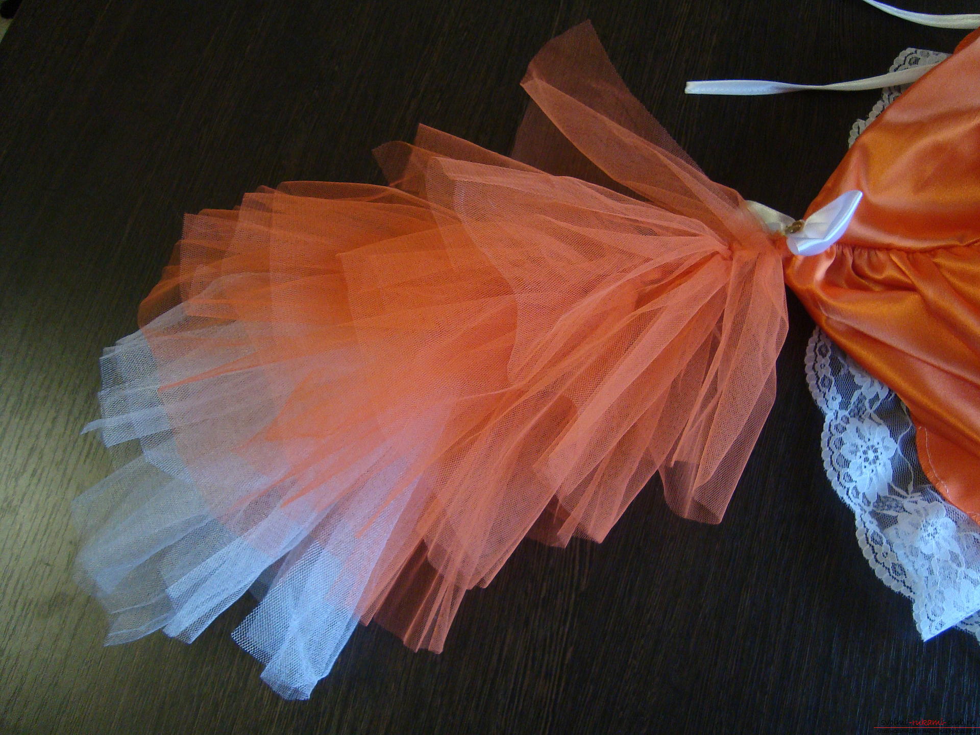 Този майсторски клас ще ви научи как да направите костюм на детска карнавална лисица за момиче. Снимка номер 9