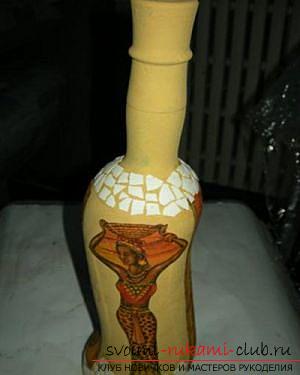 Decoupage bottles in the African style, crafts fromshells, how to make a mosaic of the shell with their own hands, a mosaic made of eggshell on a glass bottle, a detailed master class on decorating bottles in African style .. Photo # 15