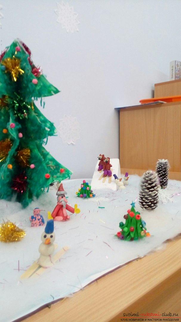 On New Year's Day put a Christmas tree in the kindergarten not only in the assembly hall, the Christmas tree decorate the younger group .. Photo # 2