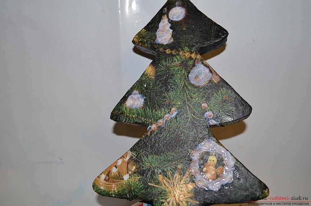 Mesterklassen vil lære dig at lave en julepynt - et juletræ - i decoupage-teknikken. Foto nummer 12