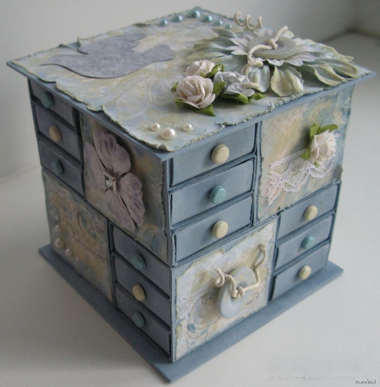 Mini chest of drawers for small items
