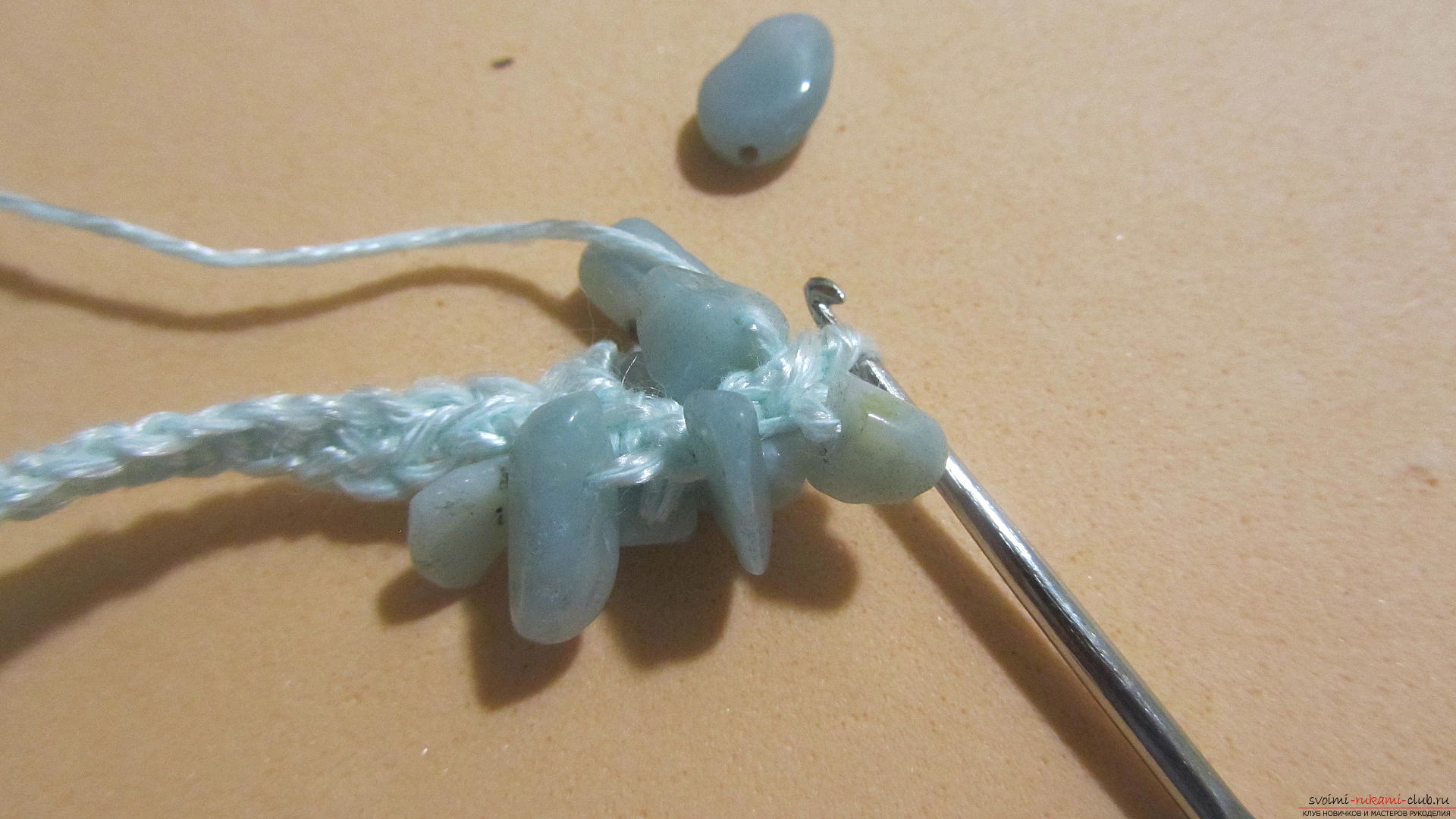 Denne mesterklasse vil lære dig at lave smykker selv, en hjemmelavet halskæde kan hækles. Foto nummer 16