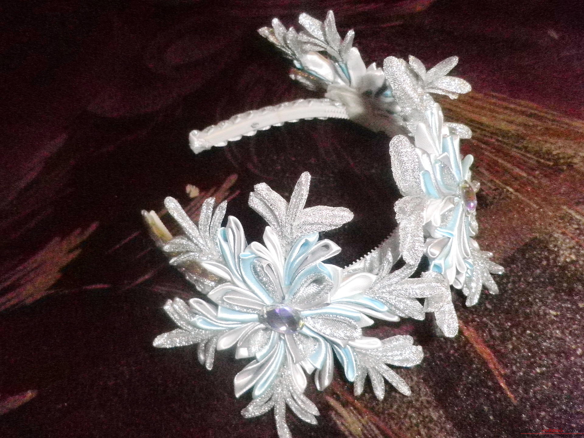 Snowflakes are different, they can be created even from tapes. Snowflakes kanzashi of satin ribbons decorate the girl's bezel and fit to the carnival costume .. Photo # 2