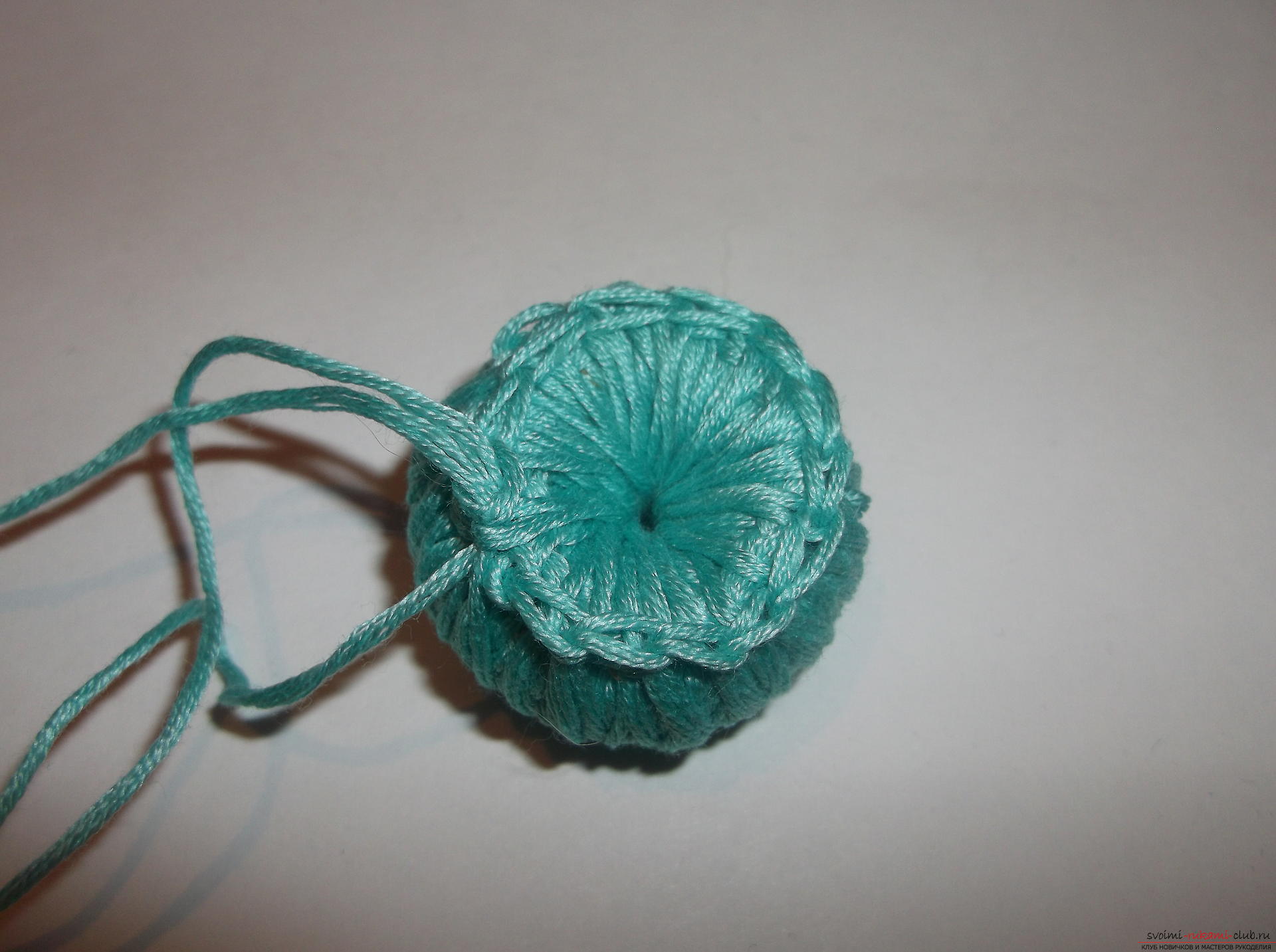 Een les over crochet gehaakte lila papaver. Afbeelding №10
