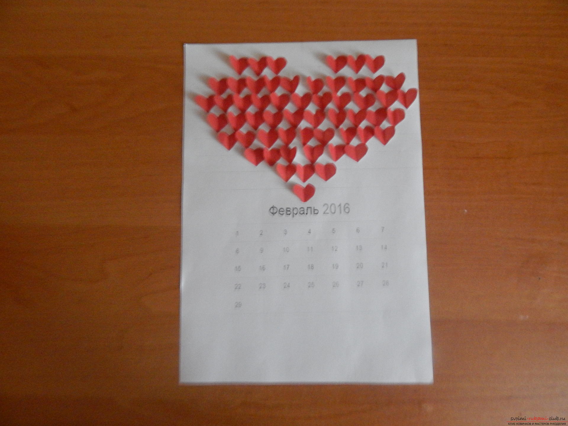 Deze gedetailleerde masterclass leert je hoe je je eigen kalender kunt maken - een geschenk voor Valentijnsdag. Foto №13