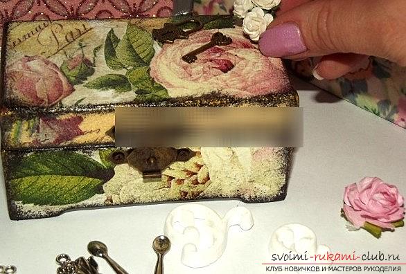 The aging effect for the casket is a vintage decoupage by one's own hands. Picture №3