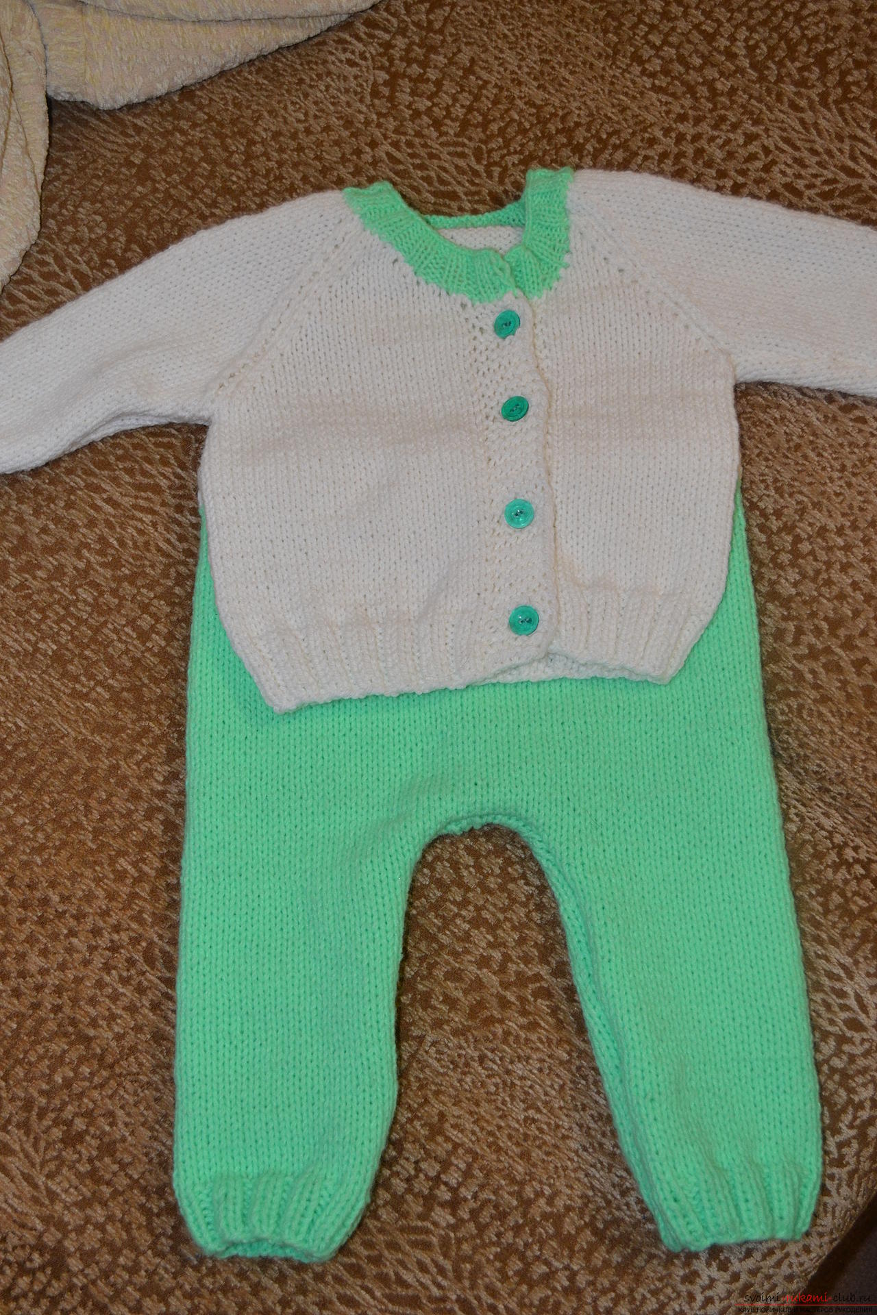 Esta clase magistral con un patrón de tricotar enseñará cómo atar un traje para un recién nacido o bebé con agujas de tejer .. Foto # 13