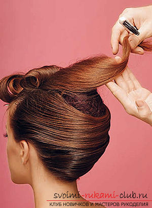 Cómo hacer un peinado nupcial interesante para cabello mediano con tus propias manos. Foto número 12