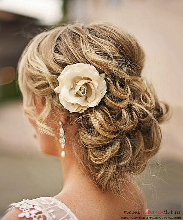 Learn how to make beautiful wedding hairstyles on medium hair with your own hands. Picture №3