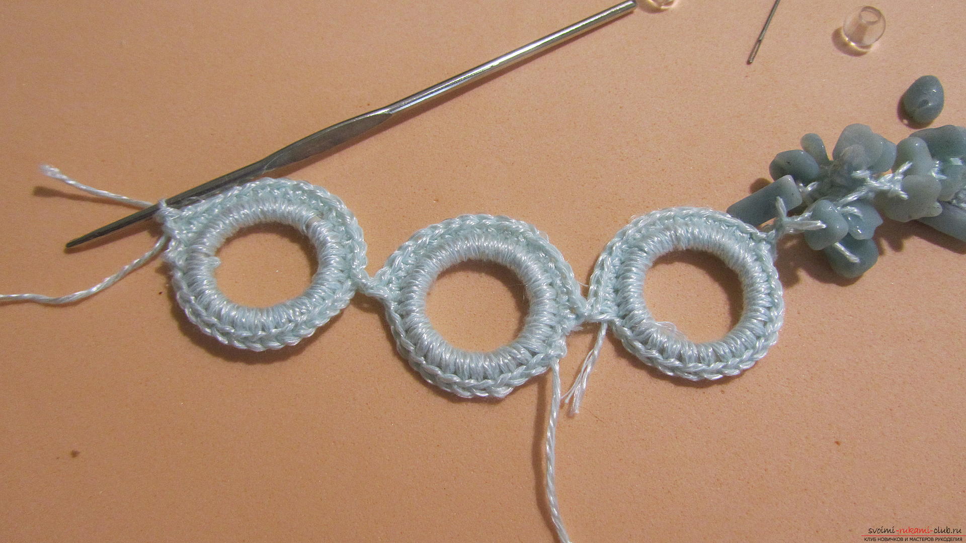 Denne mesterklasse vil lære dig at lave smykker selv, en hjemmelavet halskæde kan hækles. Foto №25