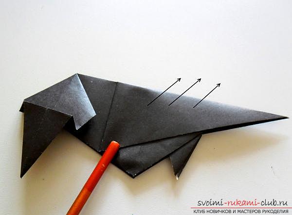 Wie man eine Krähe in Origami Technik macht. Fotonummer 16