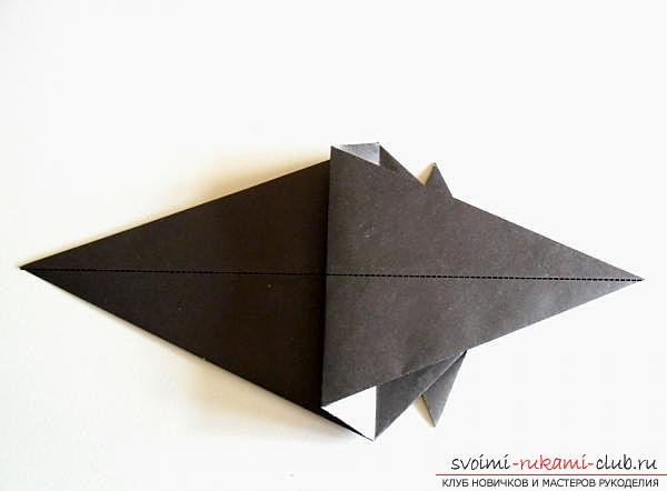 Wie man eine Krähe in Origami Technik macht. Fotonummer 12
