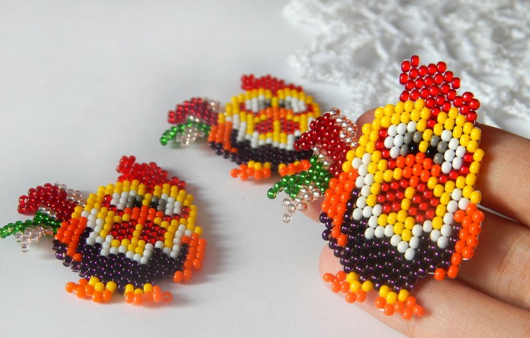 Cute cockerels from beads - a finished color scheme