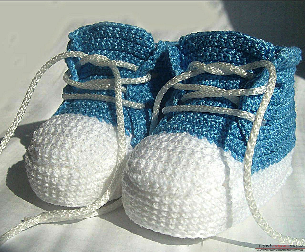 Knitted needles baby bootees for a child. Photo №7