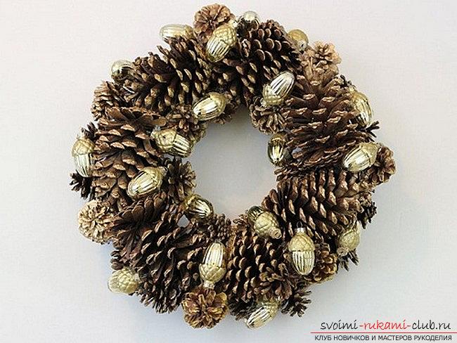 How to make a beautiful decoration for the New Year from the cones with your own hands. Photo №8