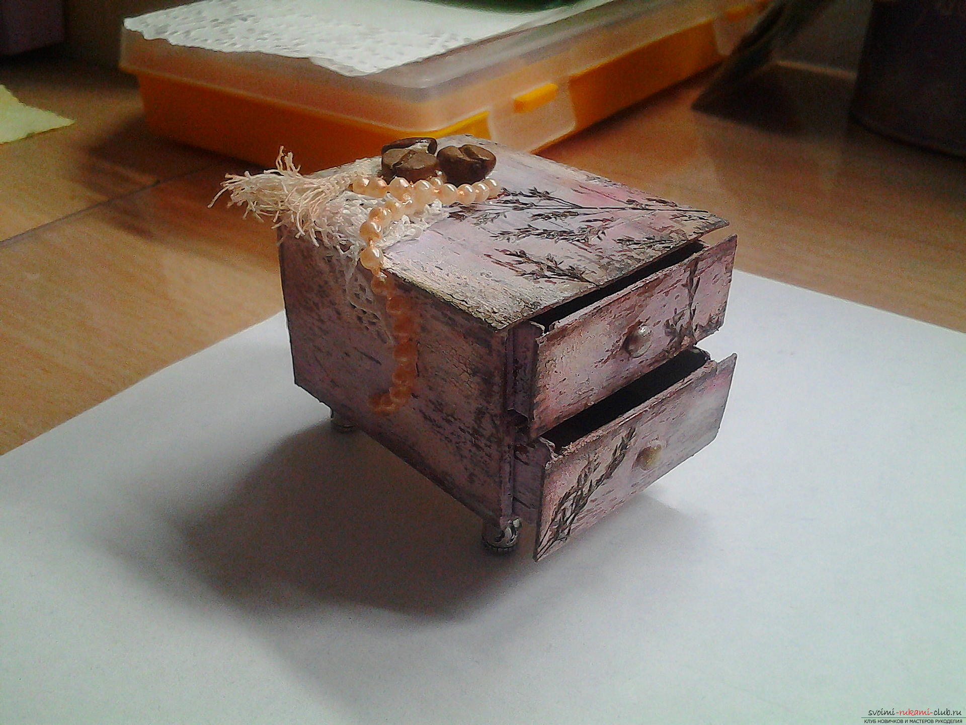 Een miniatuurdoos van luciferdoosjes in de techniek van decoupage. Foto №1