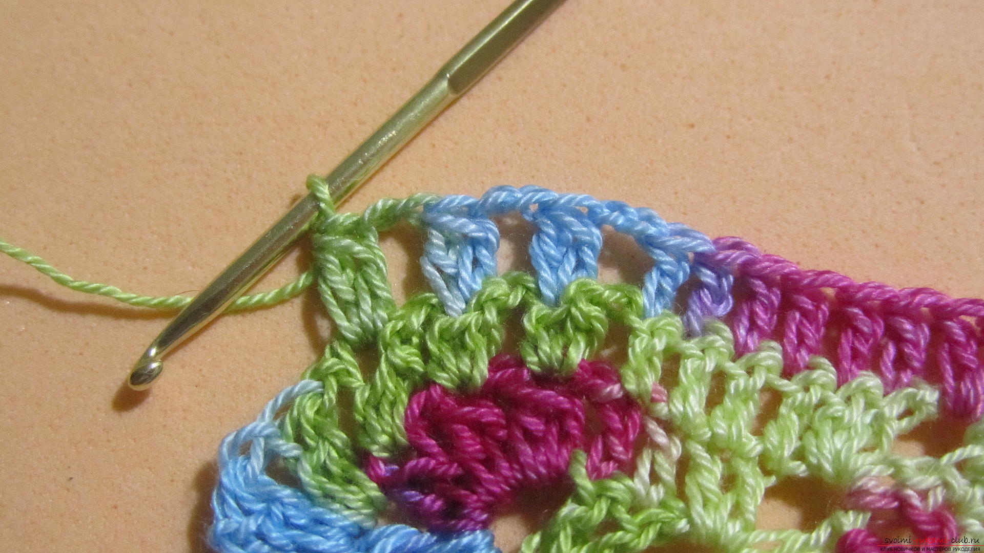 This master class with a pattern and description of crochet will teach you how to knit lace with hearts .. Photo # 23