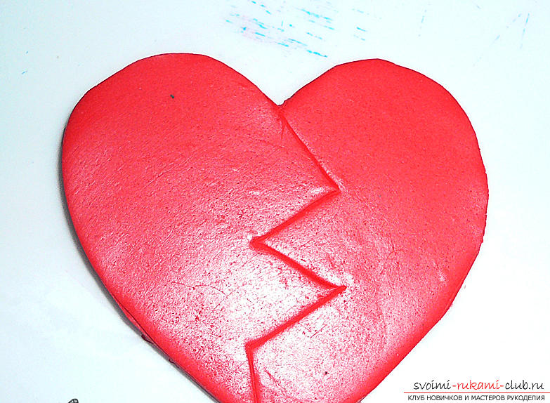 Сердце из пластилина. Половинки сердечка из глины. Половинка из пластилина сердечки. Сердечко пластилин. Как сделать сердце из пластилина.
