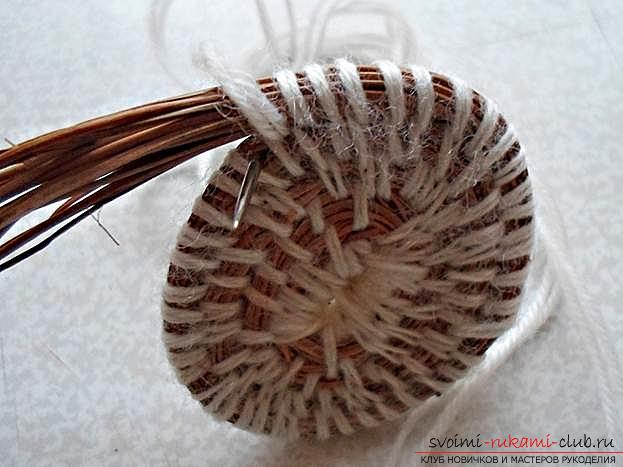 Tissage du panier original d'aiguilles de pin avec explications et photos en phase. Photo # 10