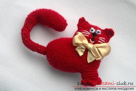 We knit an amigurumi cat in the shape of a heart with our own hands with a photo and description. Photo Number 18