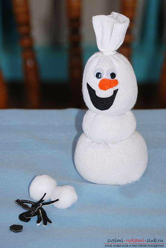 Textile New Year's toys with their own hands, how to make a snowman from improvised materials, free master classes for making a snowman from the sock with your own hands. Photo # 11