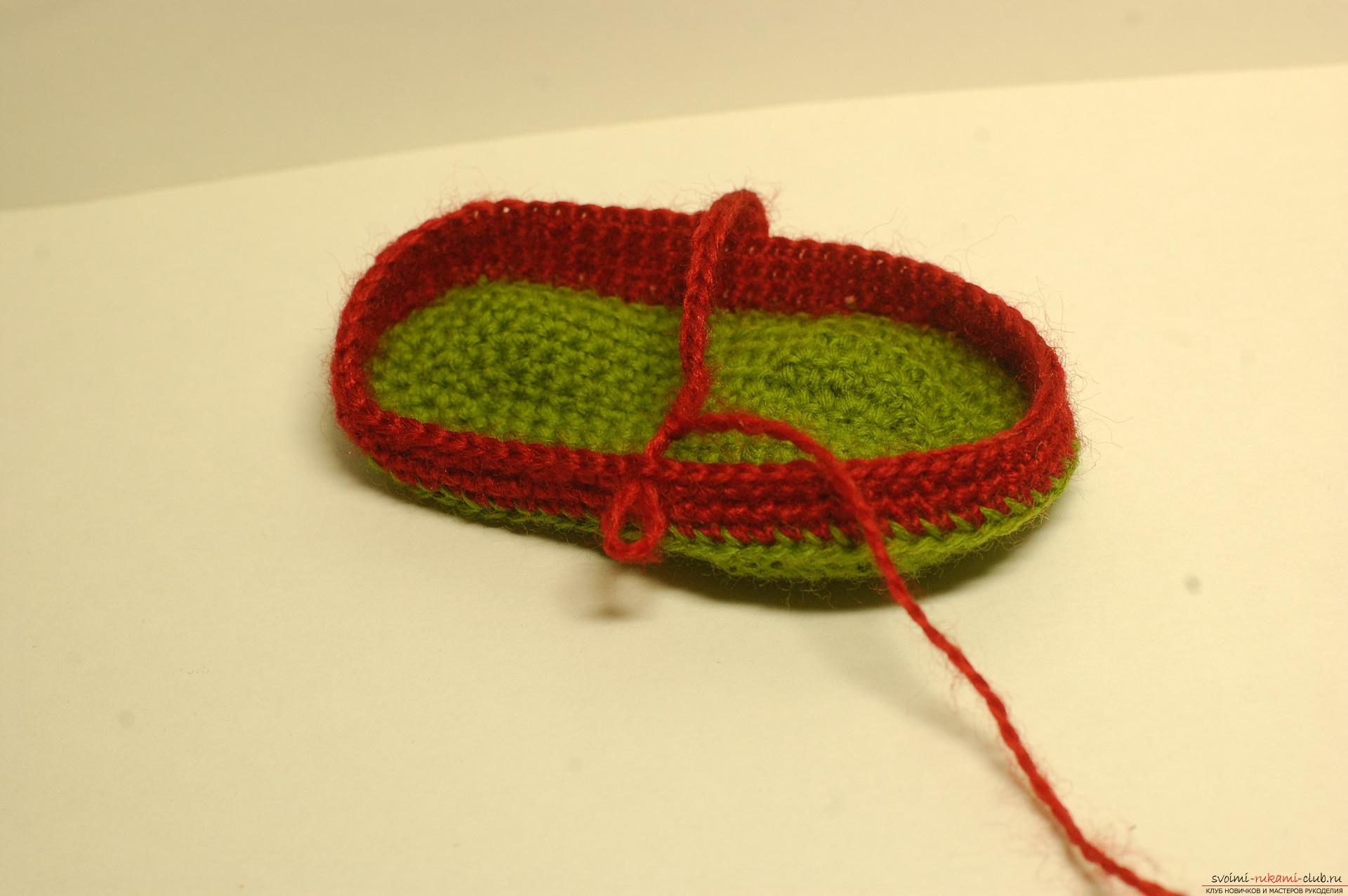 Beautiful booties with knitting needles fit for a newborn or baby up to a year. A detailed diagram with a photo and description will help to connect booties for beginners .. Photo # 7