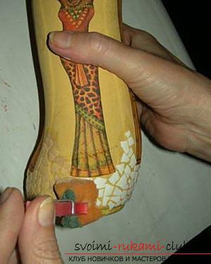 Botellas de decoupage en el estilo africano, artesanías deconchas, cómo hacer un mosaico del caparazón con sus propias manos, un mosaico de cáscara de huevo en una botella de vidrio, una clase magistral detallada sobre la decoración de botellas en estilo africano .. Foto # 16