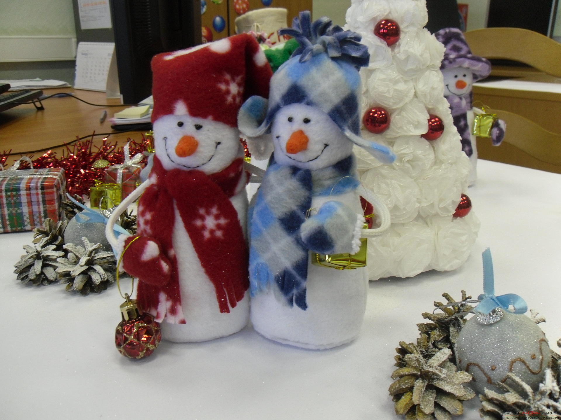 Snowmen made of felt will help create a New Year atmosphere in every home. Hand-made for the New Year may not be bought in the store, the decoration for the New Year's table can be done by oneself. Picture №4