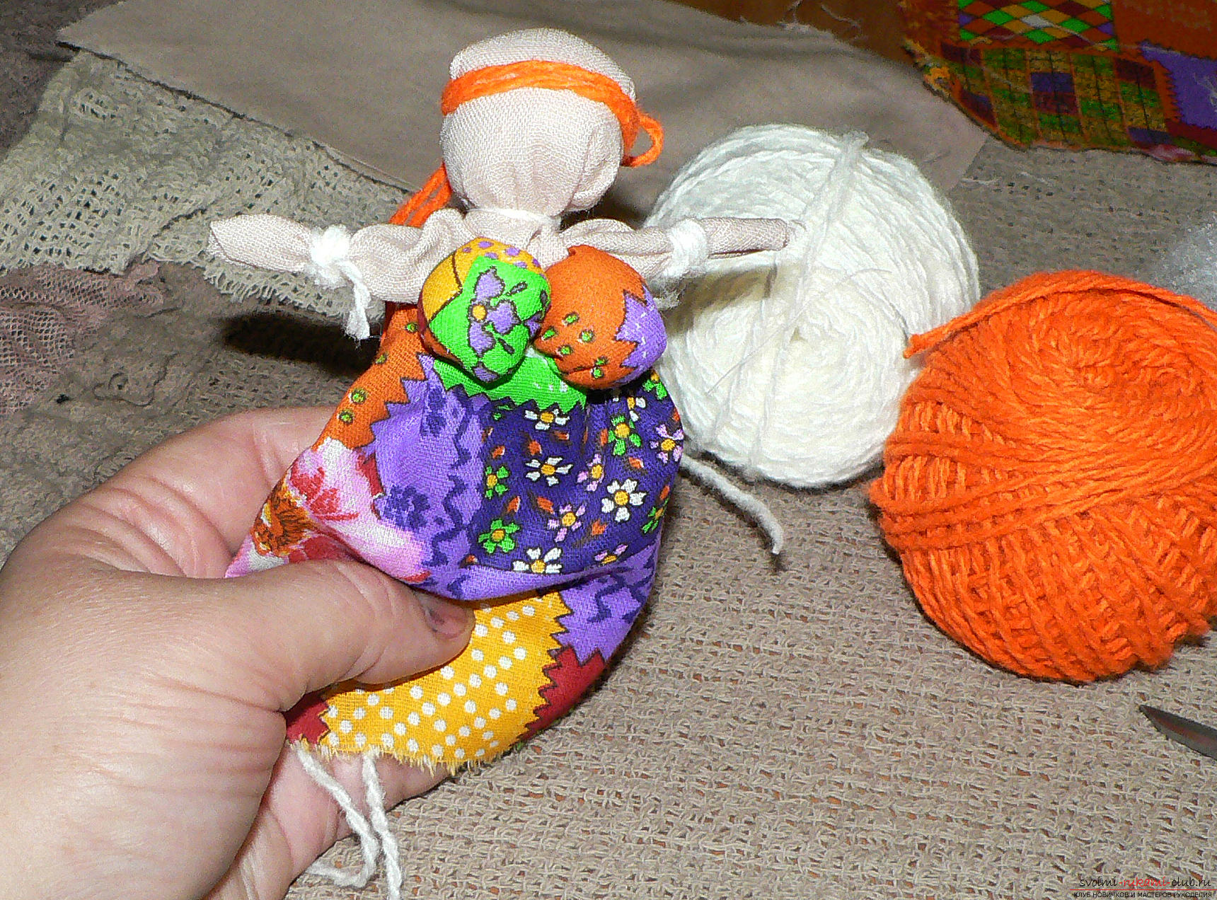 Майстер-клас навчить вас як зшити ляльку-оберіг з клаптів тканини. Красива лялька буде оберігати вас або її можна подарувати .. Фото №15