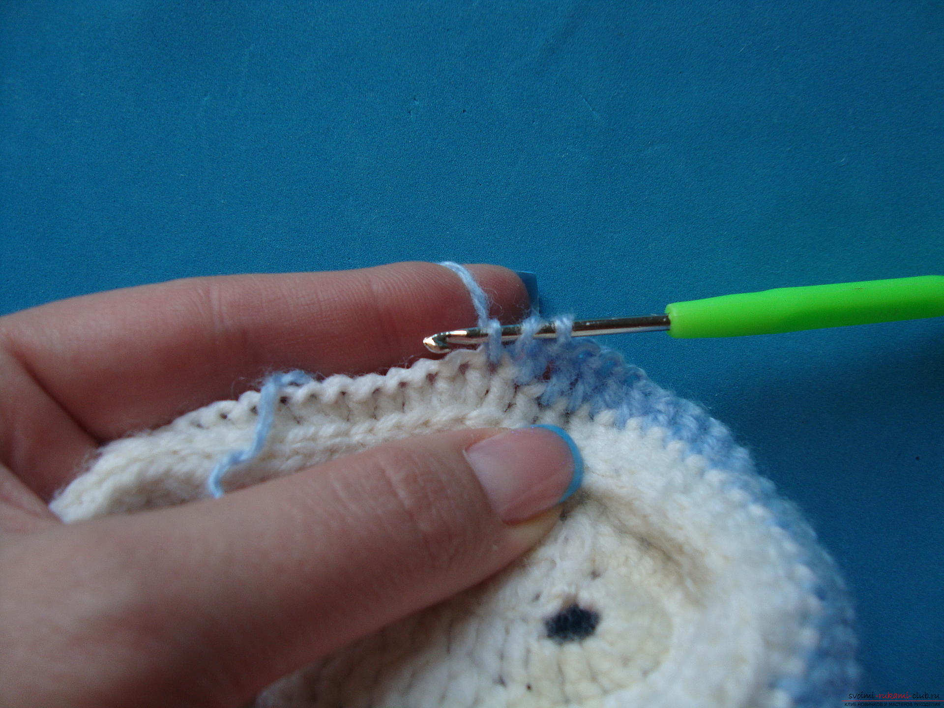 Step-by-step instruction on crocheting sneakers for a boy. Photo number 12