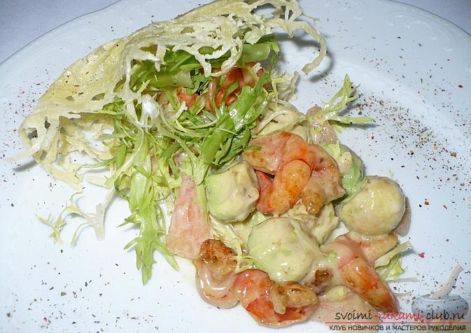 Hoe heerlijke salades bereiden voor de nieuwjaarsviering, recepten, stapsgewijze foto's en een beschrijving van het maken van smakelijke en mooie salades met zeevruchten, granaatappelpitten en sojasaus. Fotonummer 11