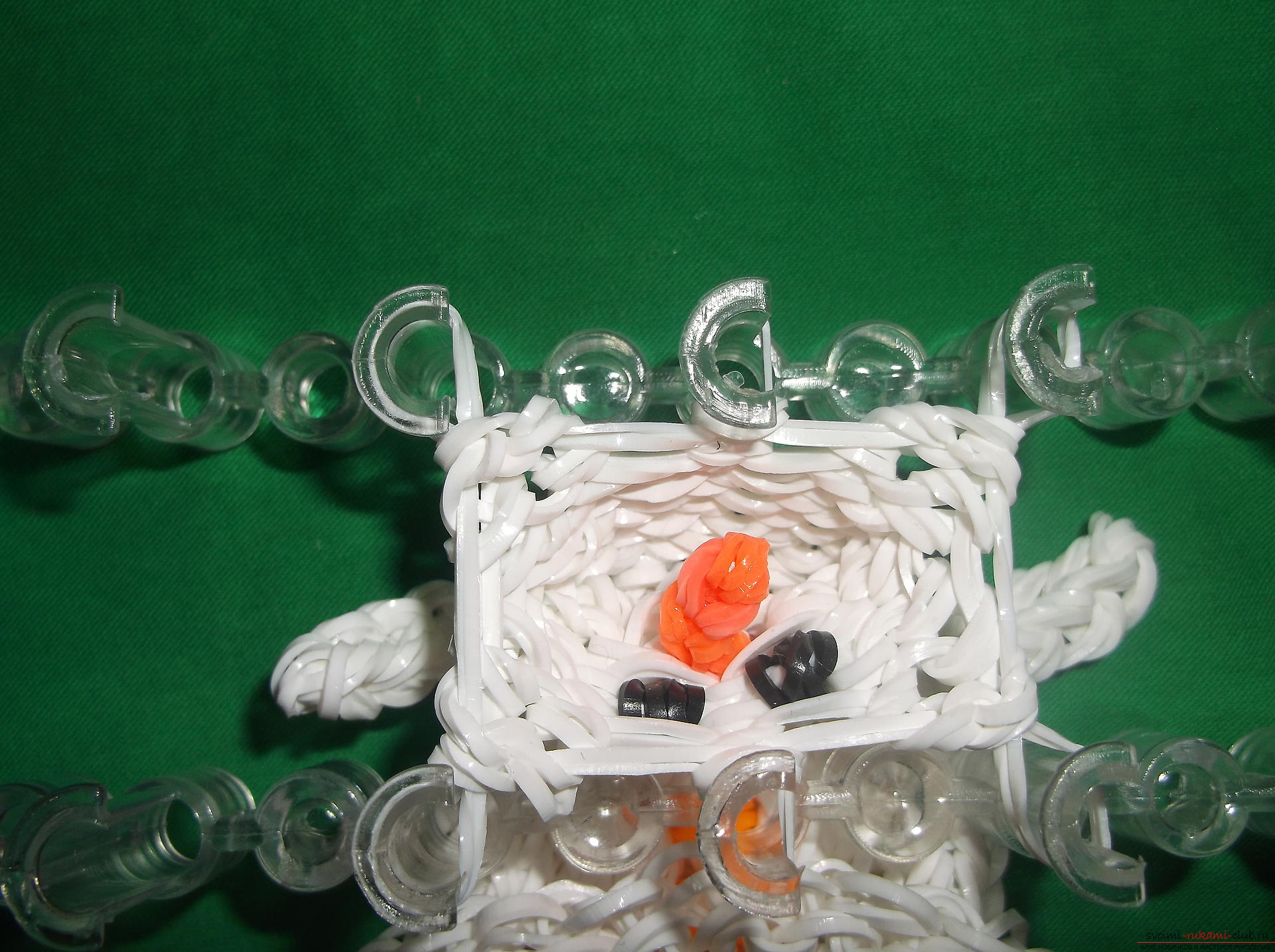 Снимка за урок за тъкане на гумени ленти за снежен човек за Новогодишните празници. Снимка номер 12