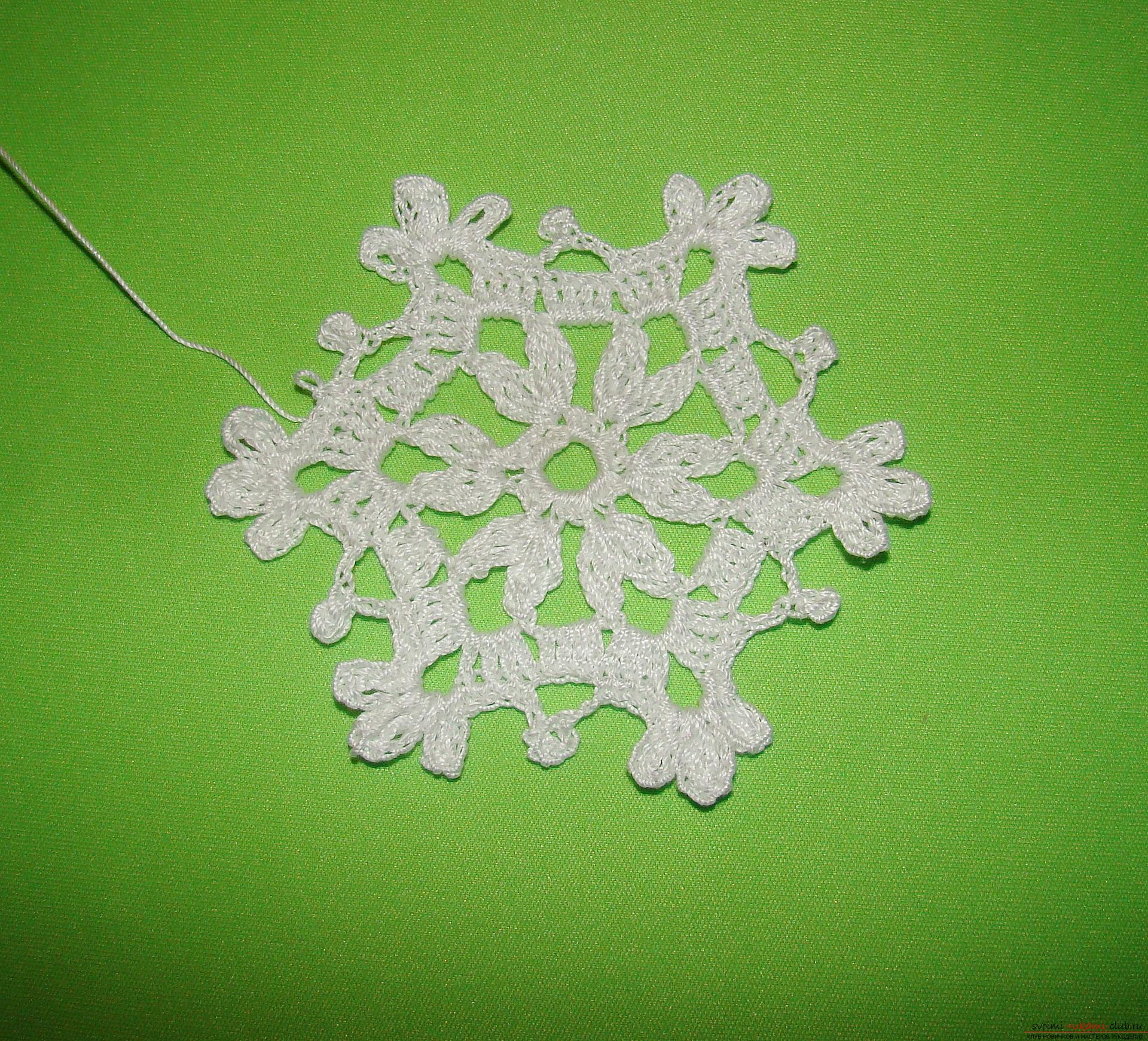 A master class with a photo and diagram will teach you how to tie snowflakes to a Christmas tree crochet. Photo number 16