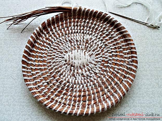Weaving of the original basket of pine needles with explanations and phased photos .. Photo №13