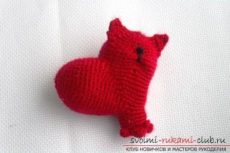 We knit an amigurumi cat in the shape of a heart with our own hands with a photo and description. Photo number 15