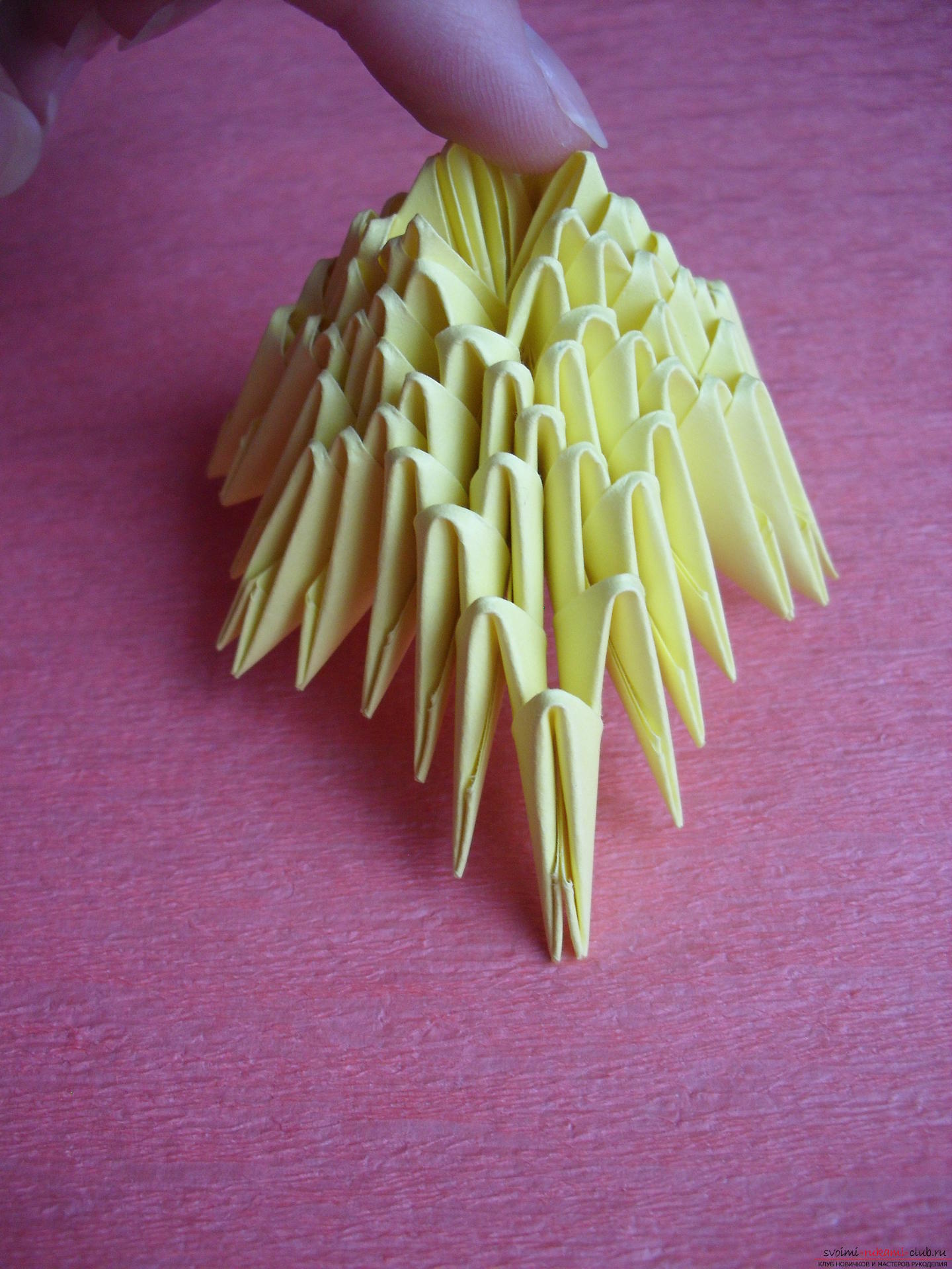 Denne mesterklasse vil lære dig at lave en vase med tulipaner lavet af papir i teknikken med modulær origami .. Foto №19